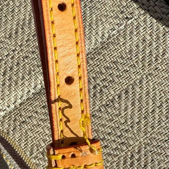 Dooney and Bourke, leather satchel Crossbody with matching wallet - Picture 8 of 9